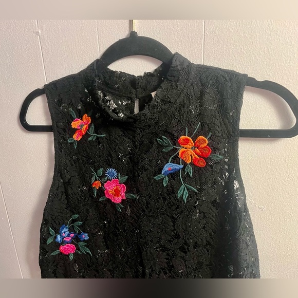 LOFT ~ Floral Embroidered, Mock Neck, Lace-Like, Sleeveless, Blouse - Picture 5 of 12